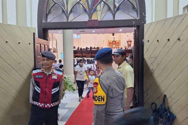 Jelang Misa Kamis Putih di Makassar, Gegana Lakukan Sterilisasi di Sejumlah Gereja 