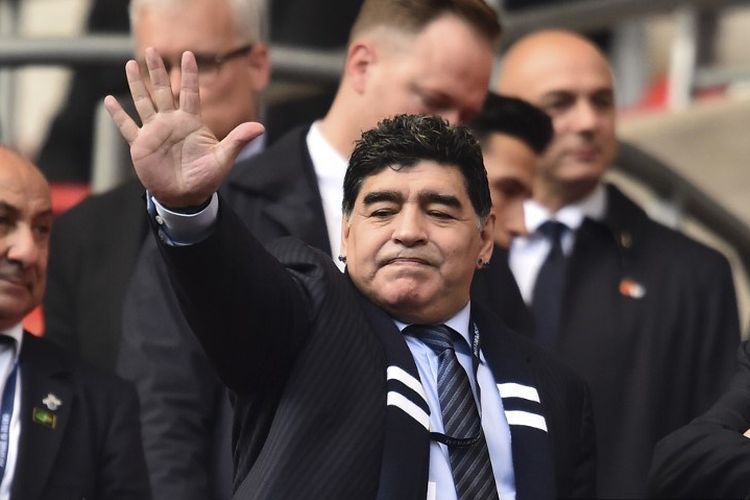Legenda Argentina, Diego Maradona, hadir pada kemenangan 4-1 Tottenham atas Liverpool di Stadion Wembley, 22 Oktober 2017. Hasil ini adalah kekalahan besar terakhir The Reds sebelum tumbang 0-3 di markas Watford pada akhir pekan ini.