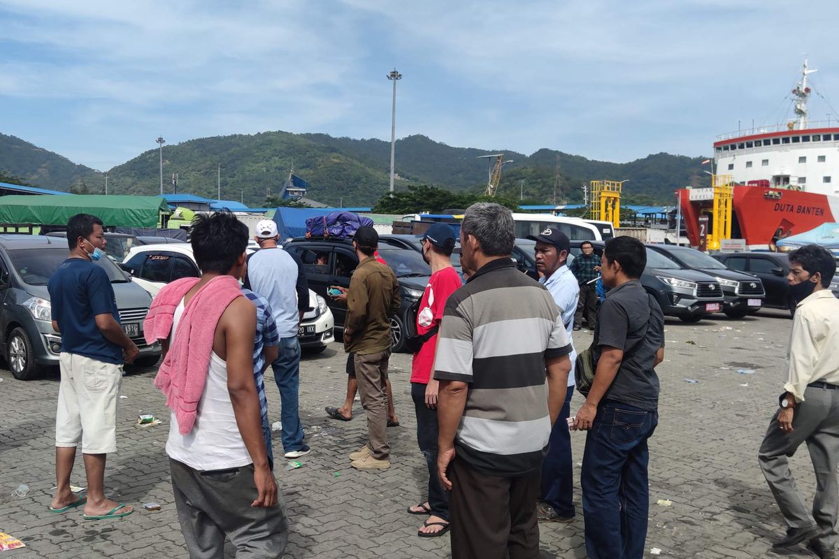 Sejumlah pemudik yang membawa mobil pribadi turun dari kendaraannya karena terlalu lama menunggu antrean masuk kapal di Dermaga 3 Pelabuhan Merak, Banten, Selasa (26/4/2022).