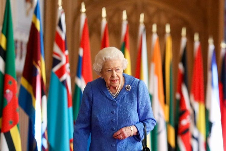 Ratu Inggris Elizabeth II berjalan melewati bendera Persemakmuran di St. George's Hall di Kastil Windsor, Inggris, untuk menandai Hari Persemakmuran pada 6 Maret 2021.