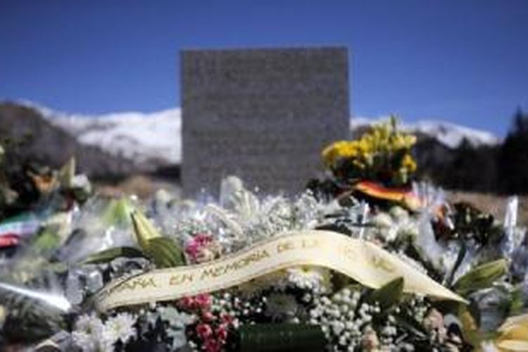Sebuah tugu peringatan dan karangan-karangan bunga bagi korban jatuhnya pesawat Germanwings, terlihat di Le Vernet, Perancis.