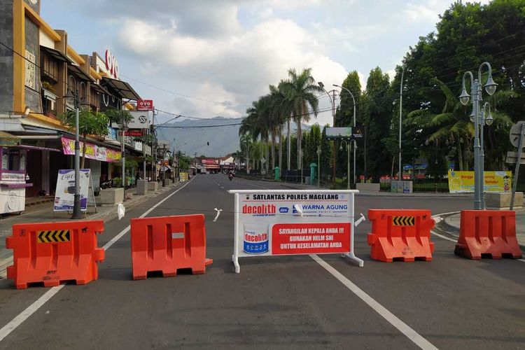 Akses jalan menuju kawasan Taman Wisata Candi Borobudur Magelang, Jawa Tengah, ditutup selama Pemberlakuan Pembatasan Kegiatan Masyarakat (PPKM) Darurat. Penutupan yang dimulai pada Rabu (7/7/2021) sampai Selasa (20/7/2021) itu bertujuan untuk membatasi mobilitas masyarakat.