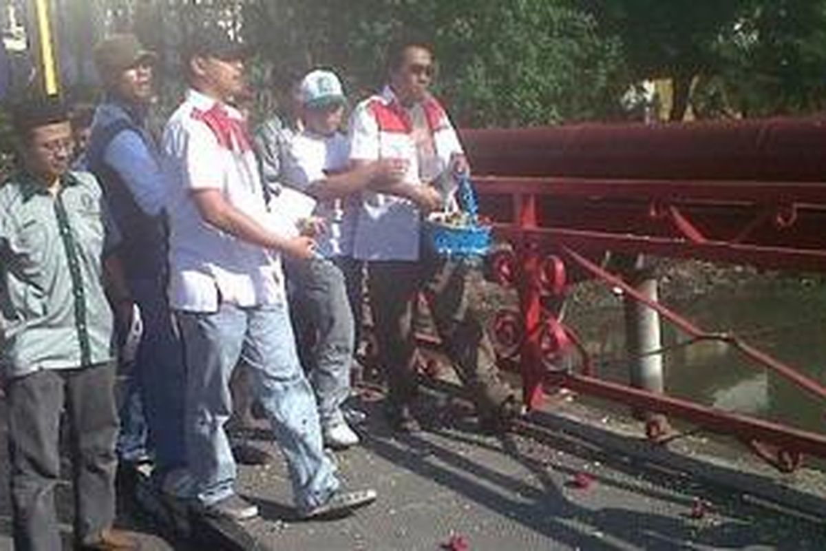 Elemen NU Tabur bunga di Jembatan Merah Surabaya.