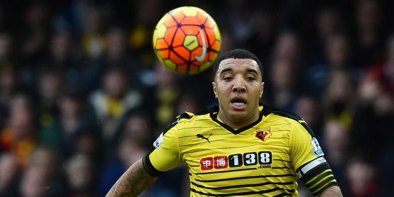 Pemain depan Watford, Troy Deeney, mengejar bola saat timnya melawan Liverpool pada lanjutan Premier League di Stadion  Vicarage Road, 20 Desember 2015.