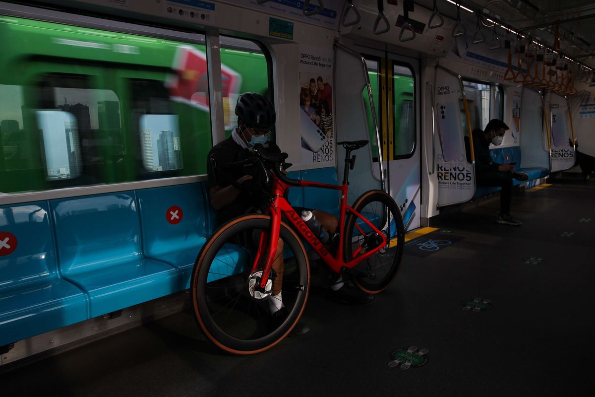 Warga membawa sepeda non-lipat masuk di gerbong kereta MRT, Jakarta Selatan, Kamis (25/3/2021). Sepeda non-lipat diperbolehkan masuk MRT pada jam khusus yaitu Senin-Jumat, dengan pengecualian jam sibuk pukul 07.00-09.00 WIB dan pukul 17.00-19.00 WIB.