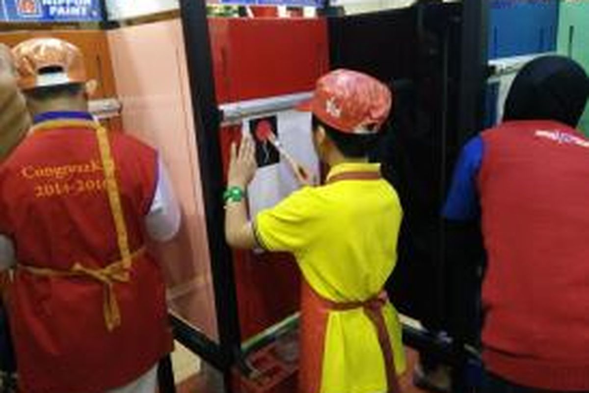 Anak-anak belajar mengecat dinding di KidZania, Mall Pacific Place, Jakarta Selatan, Kamis (8/1/2015).