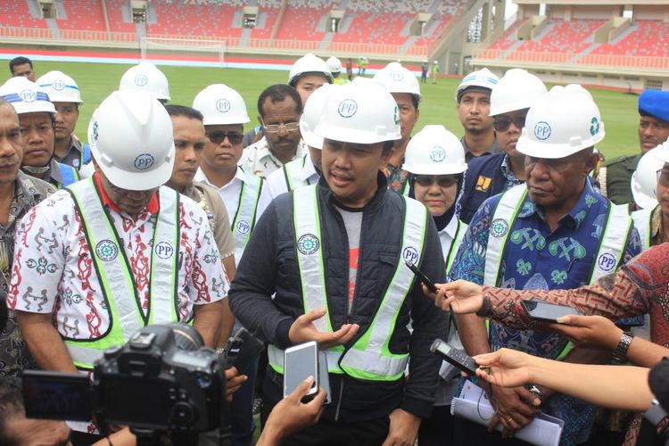 Menpora Imam Nahrawi sedang meninjau Stadion Papua Bangkit, Kabupaten Jayapura, Papua, yang akan digunakan dalam penyelenggaraan PON XX 2020 di Papua (21/06/2019)