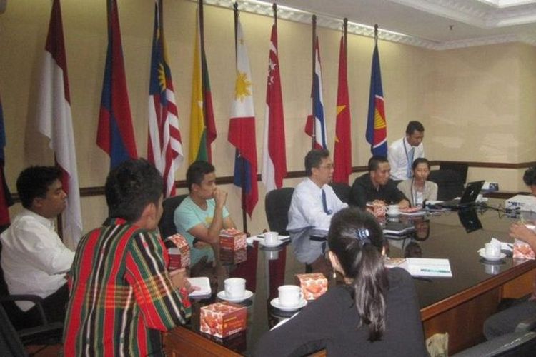 Wakil-wakil masyarakat madani dari Asosiasi Negara-negara Asia Tenggara, termasuk dari Myanmar, berdiskusi dengan Dubes Indonesia untuk ASEAN di Jakarta pada 2012. Mereka mengikuti kunjungan studi ke Indonesia.
