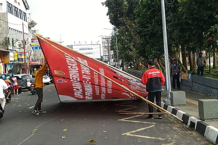 Baliho liar yang penempatannya tidak sesuai aturan bisa membahayakan pengendara