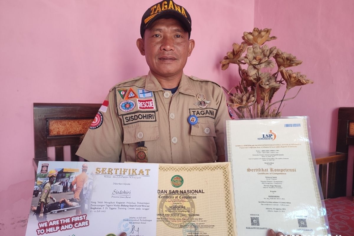Sisdohiri menunjukkan sertifikat pelatihan, dan piagam tingkat kabupaten, Provinsi, dan juga kementerian yang dia dapat sejak tahun 2010 hingga 2024, di rumahnya, di Desa Cipinang, Kecamatan Beber, Kabupaten Cirebon, Jawa Barat, Senin (6/5/2024) siang.