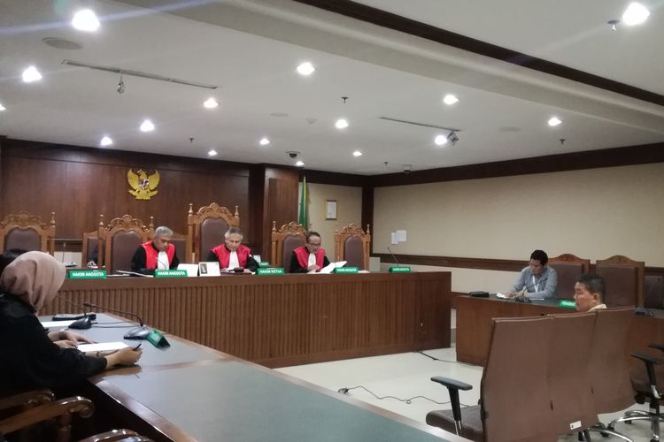 Mantan pelaksana tugas Kepala Dinas Pekerjaan Umum (PU) Kabupaten Pegunungan Arfak Natan Pasomba didakwa menyuap anggota DPR Sukiman sebesar Rp 2,65 miliar dan 22.000 dollar Amerika Serikat (AS).