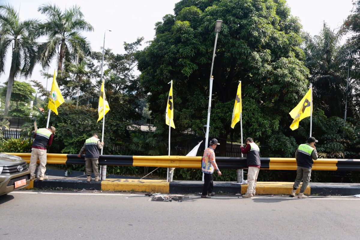 Petugas Satpol PP lakukan penertiban bendera partai politik (parpol) di kawasan Gelora, Tanah Abang, Jakarta Pusat, Kamis (27/4/2023). (Sumber: Dok Istimewa)