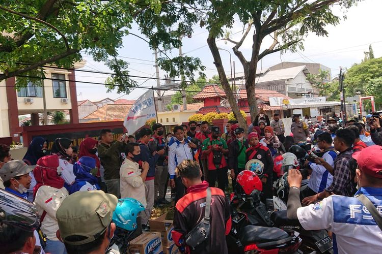 Serikat buruh kawal gugatan ke PTUN Semarang, Rabu (9/3/2022)