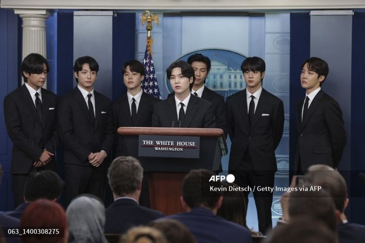 Para member BTS (dari kiri) V, Jungkook, Jimin, Suga, RM, Jin, dan J-Hope menghadiri konferensi pers di Gedung Putih, Washington DC, 31 Mei 2022. Pada Senin (17/10/2022), BigHit Music mengumumkan bahwa para member BTS akan menjalani wajib militer.