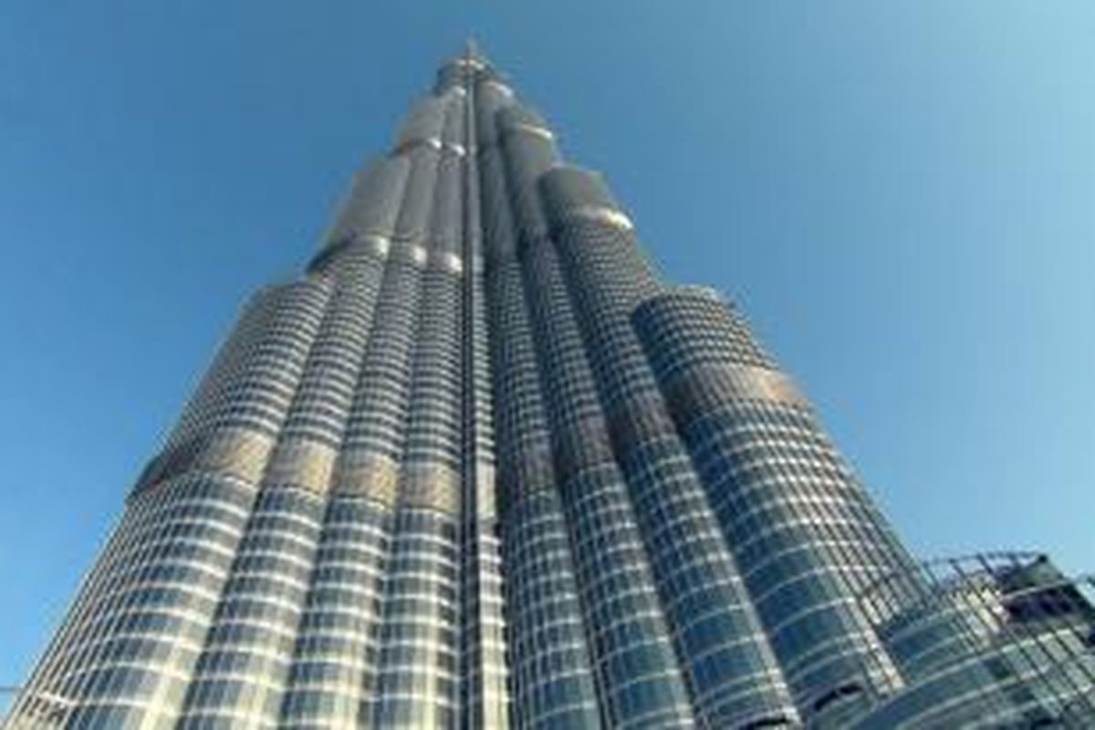 Menara tertinggi di dunia, Burj Khalifa. Terletak di Dubai, Uni Emirat Arab, pencakar langit ini memiliki tinggi 828 meter.