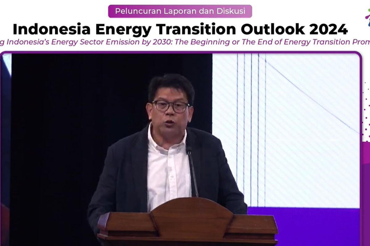 Tangkapan layar video yang menampilkan Direktur Eksekutif Institute for Essential Services Reform (IESR) Fabby Tumiwa menyampaikan pidato dalam peluncuran laporan Indonesia Energy Transition Outlook (IETO) 2024 yang diikuti secara daring pada Jumat (15/12/2023).