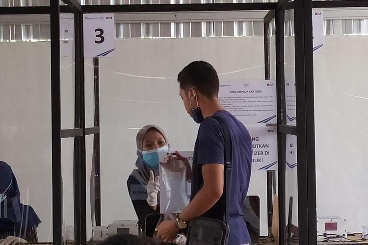 Calon penumpang menjalani pemeriksaan GeNose di Stasiun Purwokerto, Jawa Tengah, Minggu (28/2/2021)