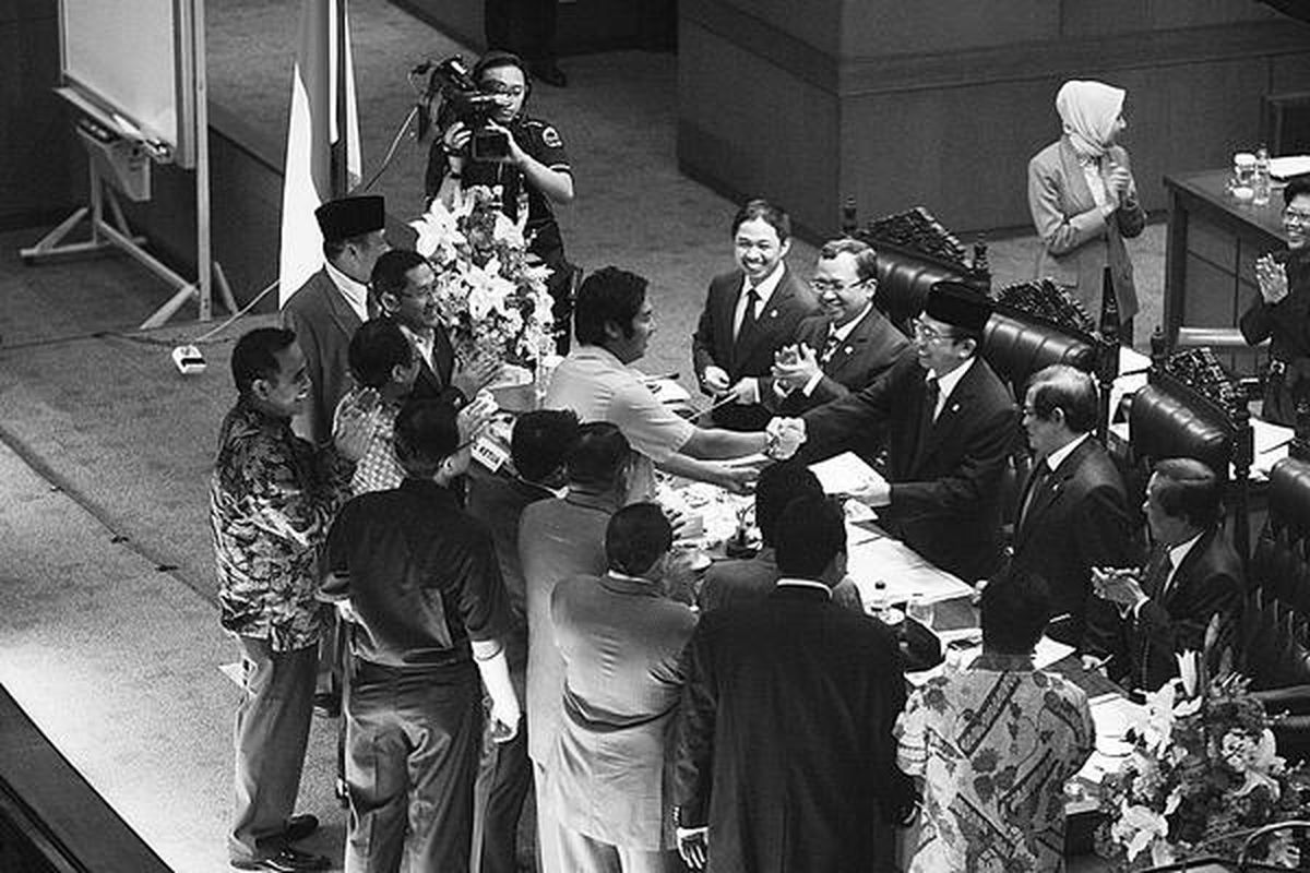 Para inisiator usul hak angket Bank Century yang diwakili Maruarar Sirait dari Partai Demokrasi Indonesia Perjuangan menyerahkan dokumen berisi tanda tangan 503 anggota DPR, yang mendukung usul hak angket Bank Century, kepada Ketua DPR Marzuki Alie dalam Rapat Paripurna DPR, Selasa ( 1/ 12).