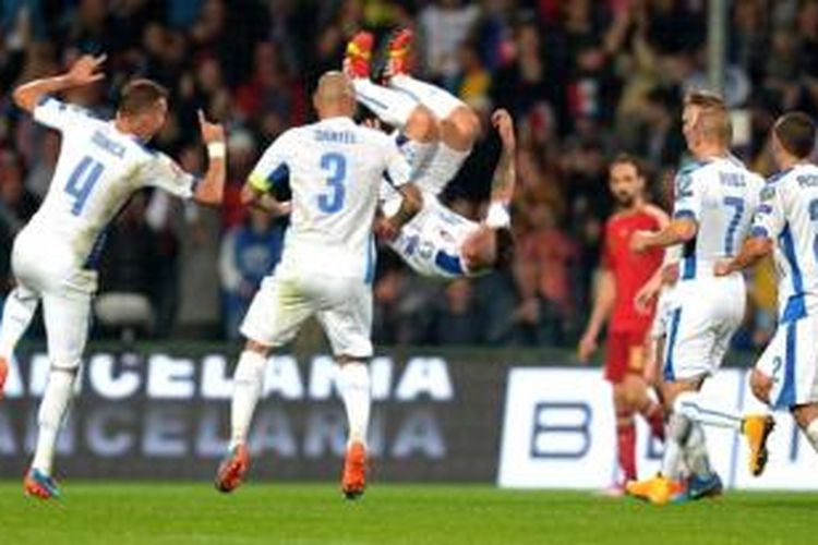 Gelandang Slovakia, Jurac Kucka (salto), merayakan gol ke gawang Spanyol pada laga Kualifikasi Piala Eropa 2016 di Stadion Pod Dubnom, Zilina, Kamis (9/10/2104).