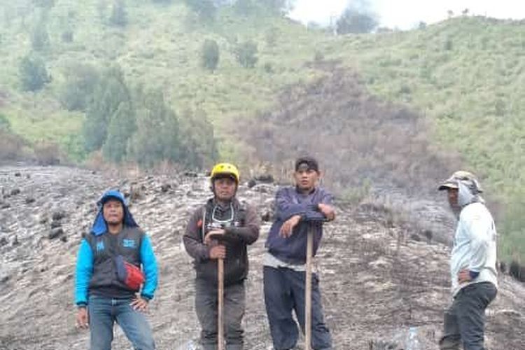 Anggota paguyuban Jeep Bromo via Tumpang-Poncokusumo saat turut melakukan pemadaman karhutla di TNBTS.