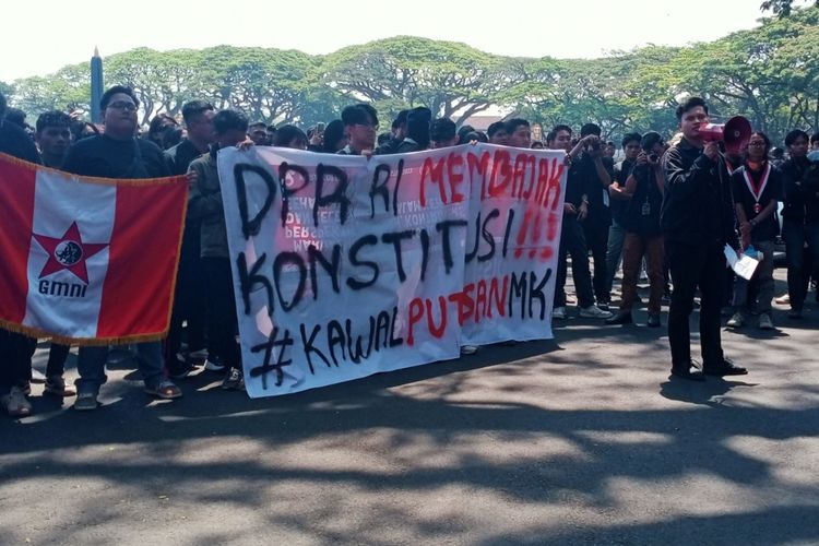 Ratusan mahasiswa di Kota Malang, Jawa Timur menggelar aksi demonstrasi menolak DPR RI yang menganulir putusan Mahkamah Konstitusi (MK) terkait syarat pencalonan kepala daerah. 