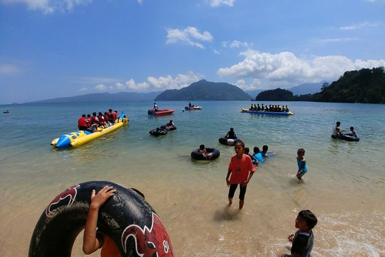 Pantai Pasir Putih di Karanggongso, Kecamatan Watulimo, Kabupaten Trenggalek, Jawa Timur (Jatim). Pantai ini merupakan salah satu tempat wisata yang ramai dikunjungi oleh wisatawan. 