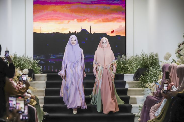 Koleksi Si.Se.Sa bertajuk Raya 2023 Collection menghadirkan busana syar'i mulai dari gamis hingga sarimbit yang didominasi warna-warna pastel.