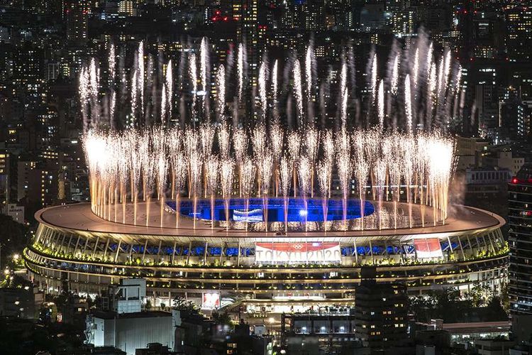 Parade kembang api menyemarakkan upacara penutupan Olimpiade Tokyo 2020 di Stadion Olimpiade Tokyo, Jepang, Minggu (8/8/2021). Pesta olahraga multicabang tingkat dunia ini resmi berakhir seusai upacara penutupan. Sebanyak 46 cabang olahraga dilombakan dalam gelaran olahraga terbesar se-jagat ini.