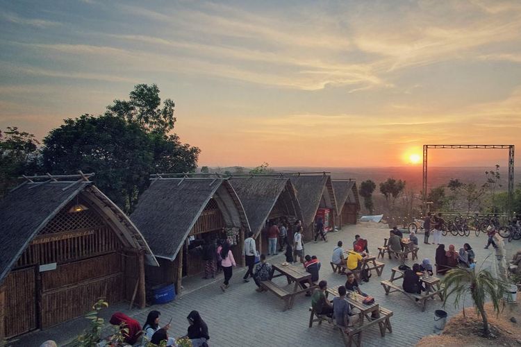 Suasana sore di Puncak Sosok dengan berlatarkan matahari terbenam. Tempat wisata ini berada di Kabupaten Bantul, Yogyakarta.