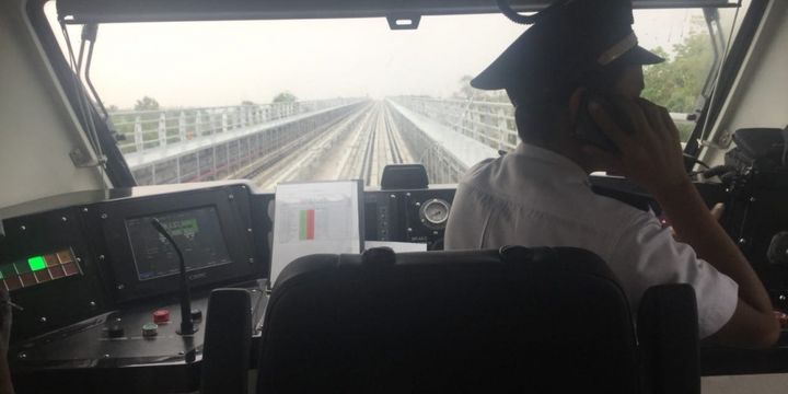 Masinis LRT mencoba menghubungi pihak operator ketika kereta layang tersebut mogok, usai diguyur hujan.