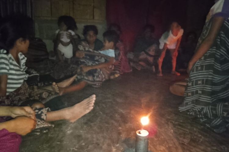 Gelap Gulita di Ogolidi: Anak-anak Belajar dengan Mata Perih dan Hidung Tersumbat