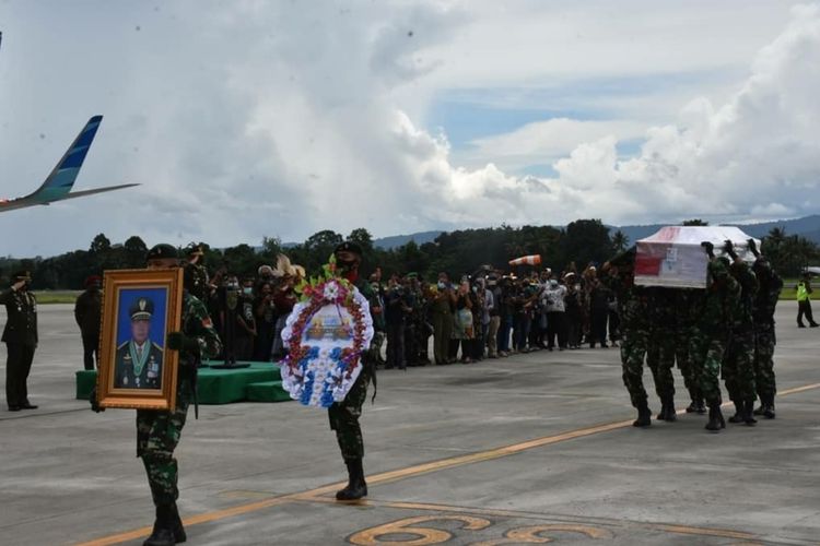 Panglima Kodam XVII/Cendrawasih Mayjen TNI Ignatius Yogo Triyono memimpin upacara penyambutan jenazah Wakil Kepala Staf Angkatan Darat (Wakasad) Letjen TNI Herman Asaribab di Bandara Sentani, Jayapura, Papua, Selasa (15/12/2020), sekitar pukul 11.40 WIT.