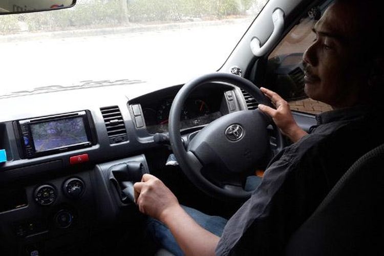 Kamera mundur dan SRS airbag untuk penumpang depan dan pengemudi cukup melengkapi sistem keamanan Toyota Hiace.