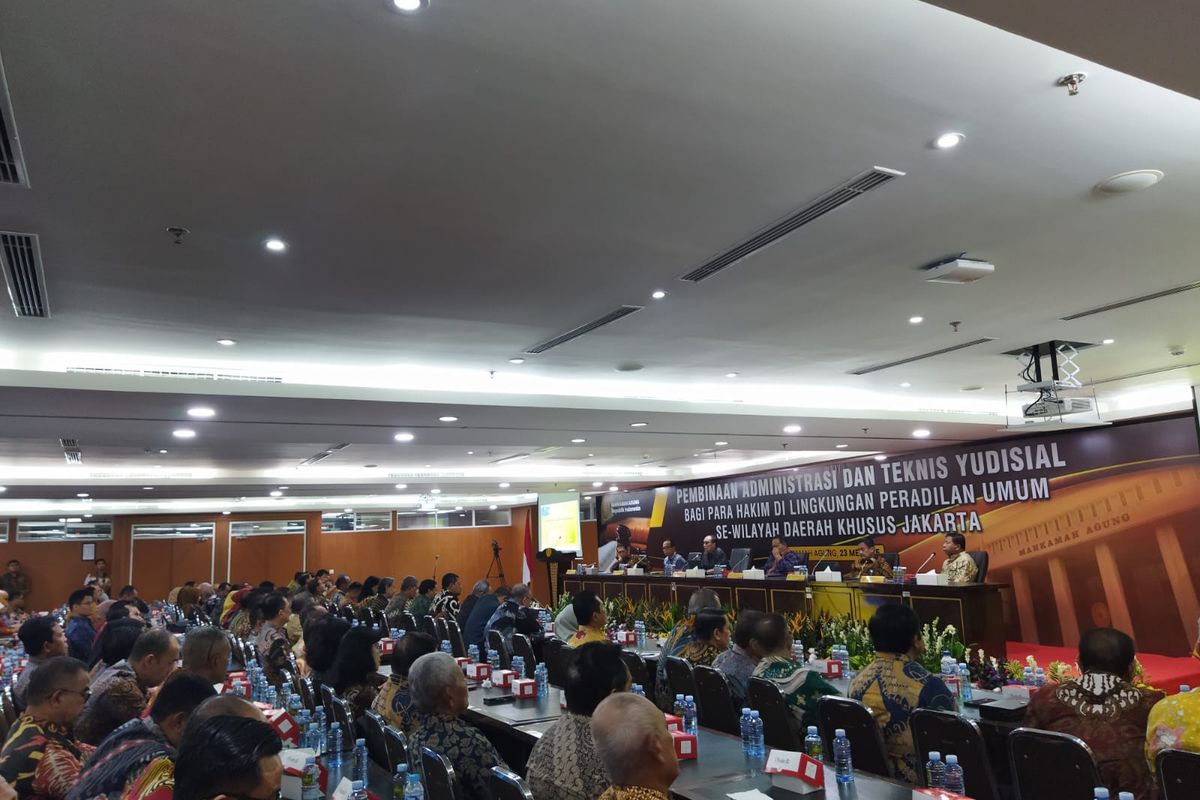 Ketua Mahkamah Agung (MA) Sunarto menyampaikan arahan dalam pembinaan pimpinan hingga hakim pengadilan negeri dan pengadilan tinggi se Jakarta di Gedung MA, Jakarta, Jumat (23/5/2025).
