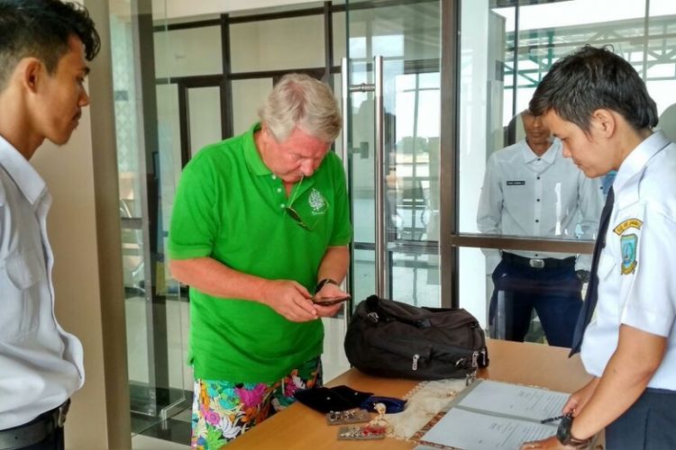 Petugas Bandara Letung mengembalikan barang berharga milik wisatawan kepada pengelola resort Pulau Bawah, Senin (14/8/2017).