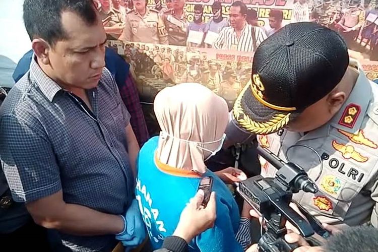 YN (20), warga Takokak, Cianjur, Jawa Barat (tengah) mengaku meninggalkan bayinya yang masih berusia 3 bulan di dalam bak berisi penuh air hingga tewas karena kesal anaknya itu terus menangis saat hendak dimandikan.