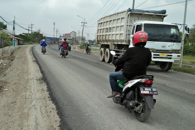 Sebagian ruas jalan raya Manyar di Kabupaten Gresik, Jawa Timur, yang sudah diaspal.