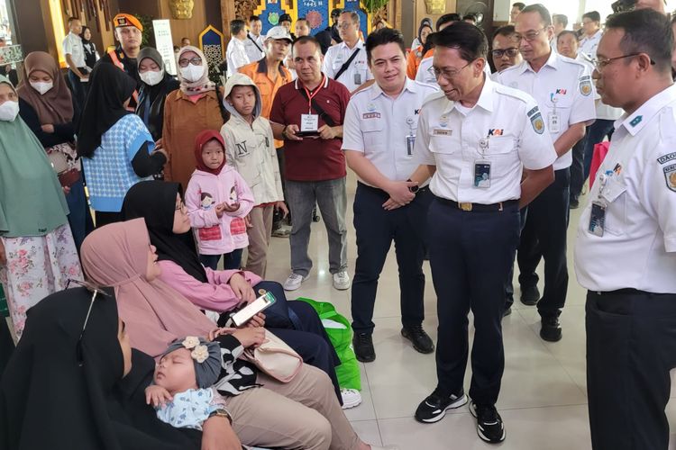 Direktur Utama PT KAI Didiek Hartantyo berinterkasi dengan penumpang KA saat melakukan kunjungan kerja di Stasiun Purwokerto, Kabupaten Banyumas, Jawa Tengah, Senin (8/4/2024) sore.