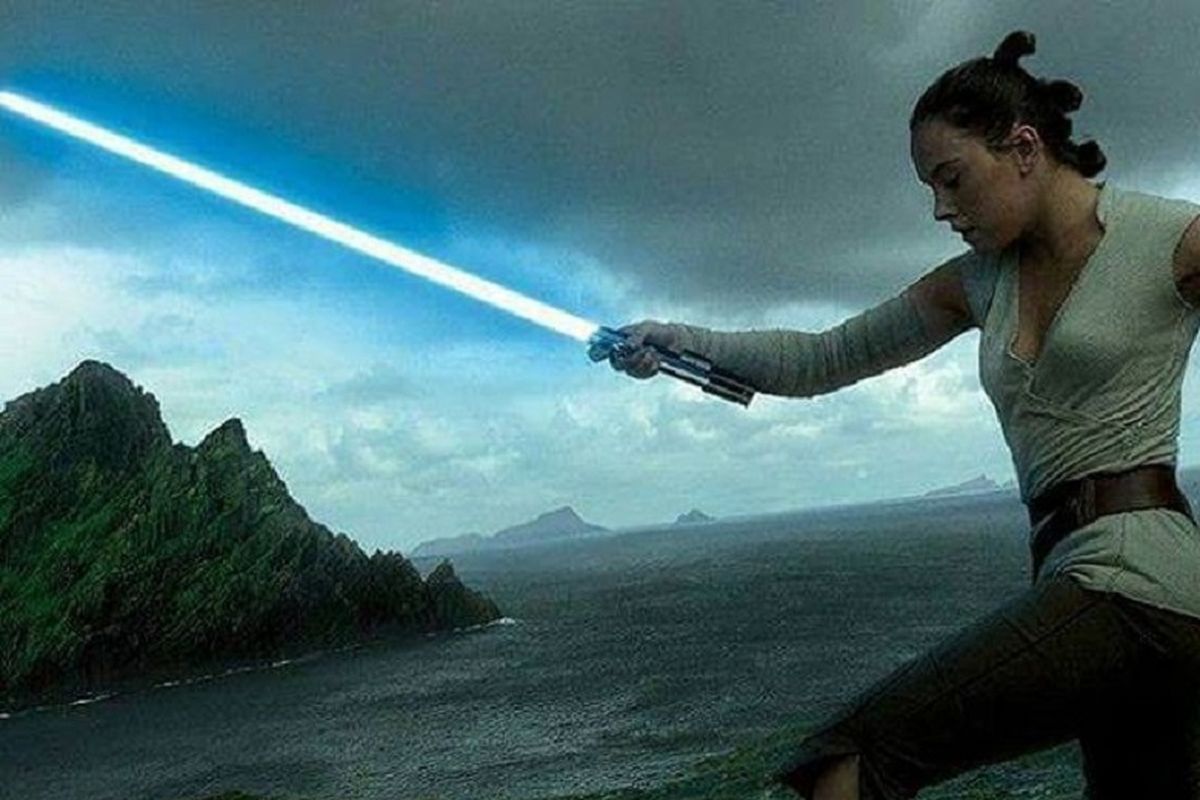 Rey tampak mengayunkan lightsaber milik Anakin Skywalker yang diwariskan kepada Luke Skywalker.