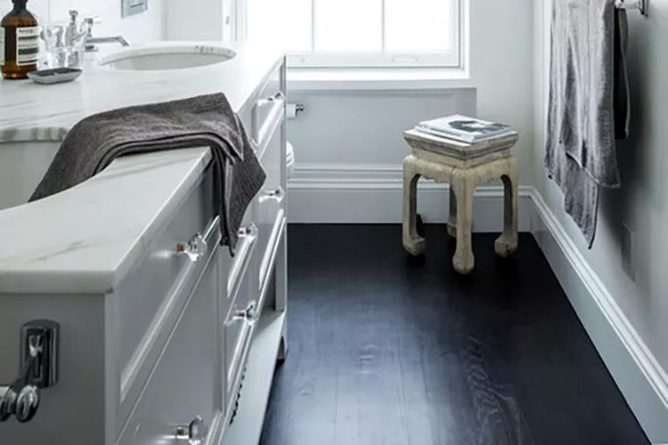 Lantai hitam polos untuk desain interior kamar mandi.