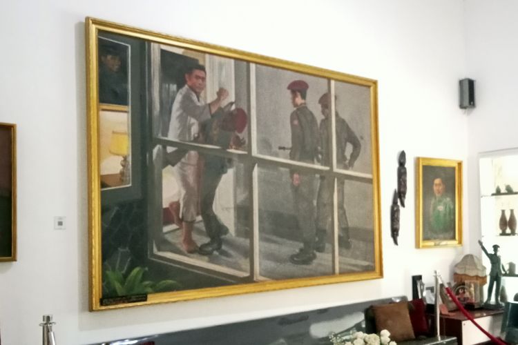 Reka adegan Jenderal Ahmad Yani menampar salah satu anggota Cakra Birawa dapat dilihat dalam lukisan yang dioajang di museum.