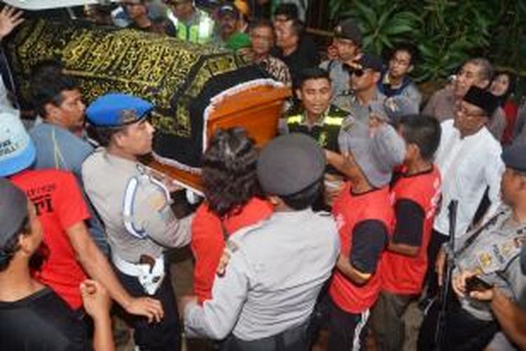 Peti jenazah Rani Andriani saat diturunkan dari dalam mobil ambulans. Jenazah dikebumikan di makam keluarga di Kampung Ciranjang, Desa Ciranjang, Kecamatan Ciranjang, Kabupaten Cianjur, Minggu (18/01/2015).