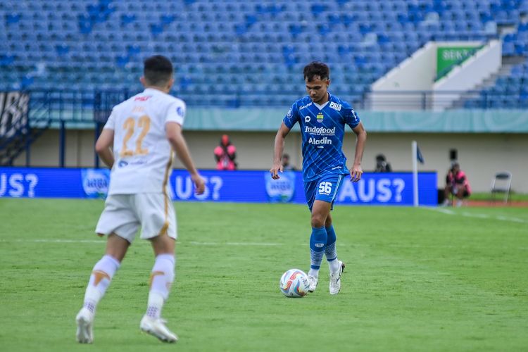 Momen saat pemain Persib Bandung Rezaldi Hehanussa tampil menghadapi mantan timnya Persija Jakarta dalam pertandingan pekan ke-28 Liga 1 2023-2024 antara Persib vs Persija, di Stadion Si Jalak Harupat Soreang, Kabupaten Bandung, Sabtu (9/3/2024).