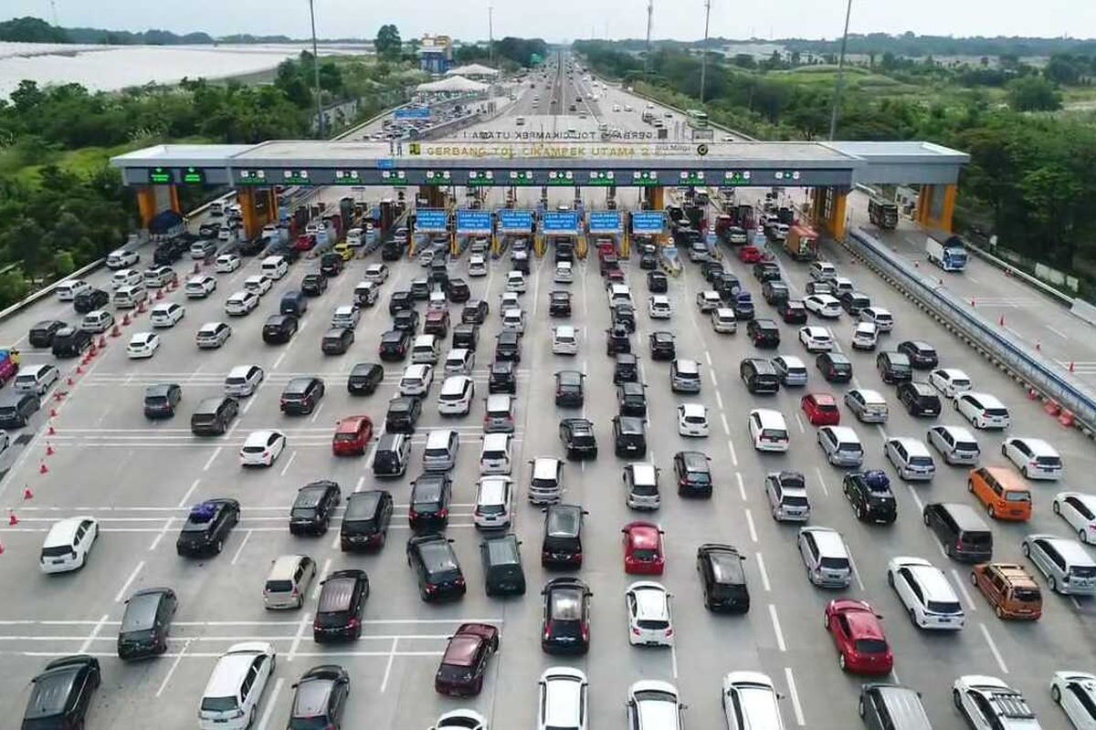 Antrean panjang kendaraan mulai terjadi di Gerbang Tol Cikampek Utama (Cikatama) 2, Selasa (25/3/2023) sore.