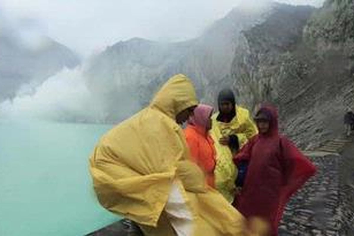 Tim Ekspedisi Cincin Api Kompas diterpa hujan saat berada di dam sisi barat Kawah Ijen, Jawa Timur, Senin (7/11/2011). Dam dibuat untuk mengontrol volume air danau. Kawah Ijen merupakan gunung api aktif penghasil belerang utama di Indonesia. Gunung Ijen meletus dalam tiga periode yang berlangsung sejak 3.500 tahun lalu hingga menghasilkan kawah besar yang ditengahnya terbentuk danau yang menjadi pusat kegiatan vulkanik Gunung Ijen saat ini.