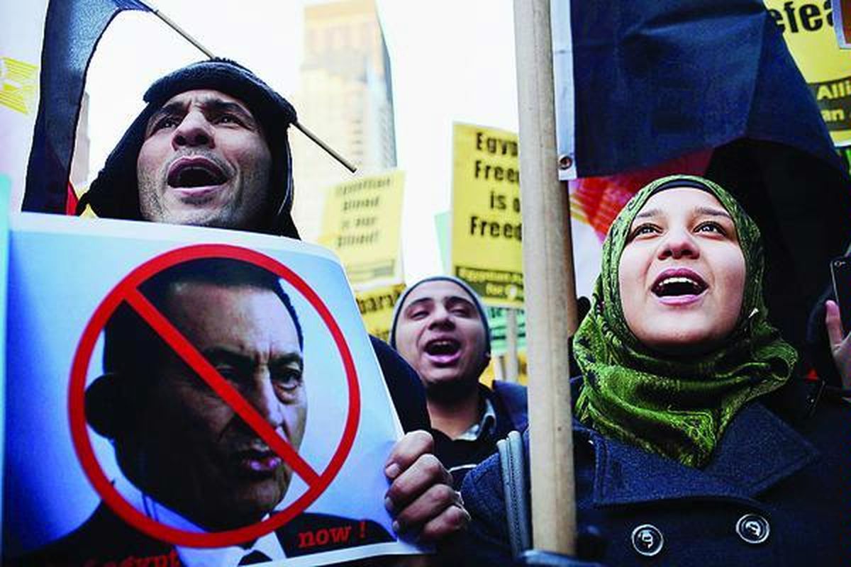 Sekelompok orang berunjuk rasa menentang Presiden Mesir Hosni Mubarak di luar Kantor Perwakilan Mesir untuk Perserikatan Bangsa-Bangsa di New York, Amerika Serikat (AS), Senin (31/1). Mesir, negara yang memiliki hubungan mendalam dengan AS, adalah negara Islam terakhir setelah Tunisia yang diguncang oleh gelombang protes menuntut pemerintah yang berkuasa untuk mundur dan meletakkan jabatan.