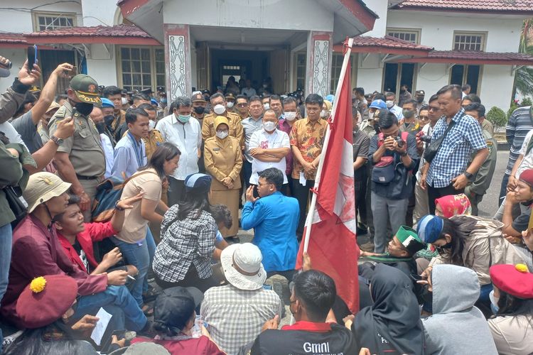 Foto: Walikota dan Ketua DPRD Pematang Siantar menemui massa mahasiswa saat berunjuk rasa di komplek perkantoran DPRD Pematangsiantar, Senin (5/9/2022).