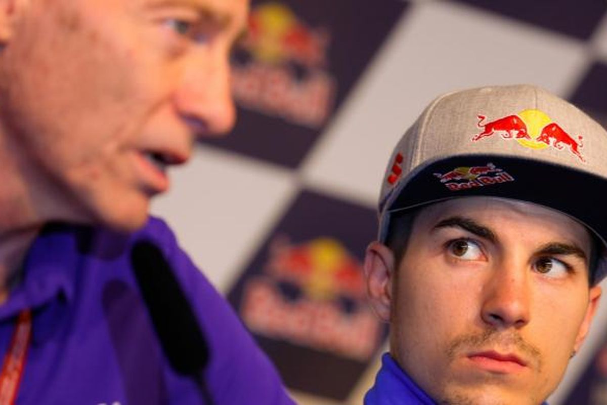 Pebalap asal Spanyol, Maverick Vinales, memperhatikan Managing Director Yamaha Racing Lin Jarvis yang berbicara saat konferensi pers jelang GP Spanyol di Sirkuit Jerez, Kamis (21/4/2016).