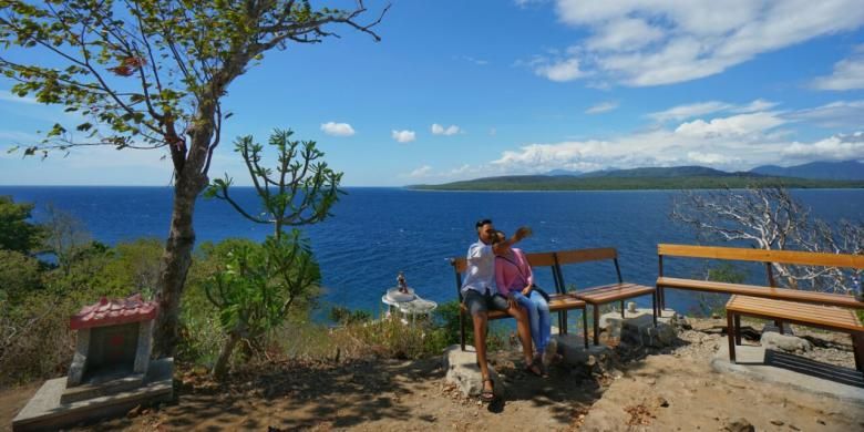 Bukit Watu Dodol, spot selfie di Banyuwangi, Jawa Timur dengan berlatar belakang Selat Bali.