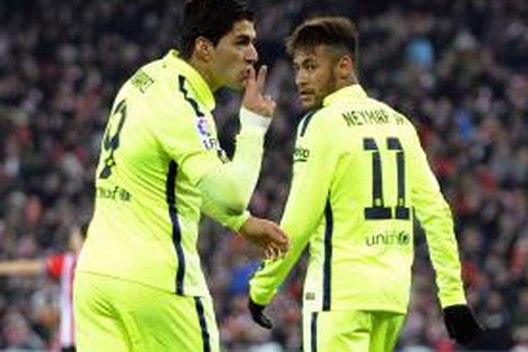 Penyerang Barcelona Luis Suarez (kiri) merayakan keberhasilannya membobol gawang Athletic Bilbao, pada pertandingan Primera Division, di San Mames, Bilbao, Minggu (8/2/2015).